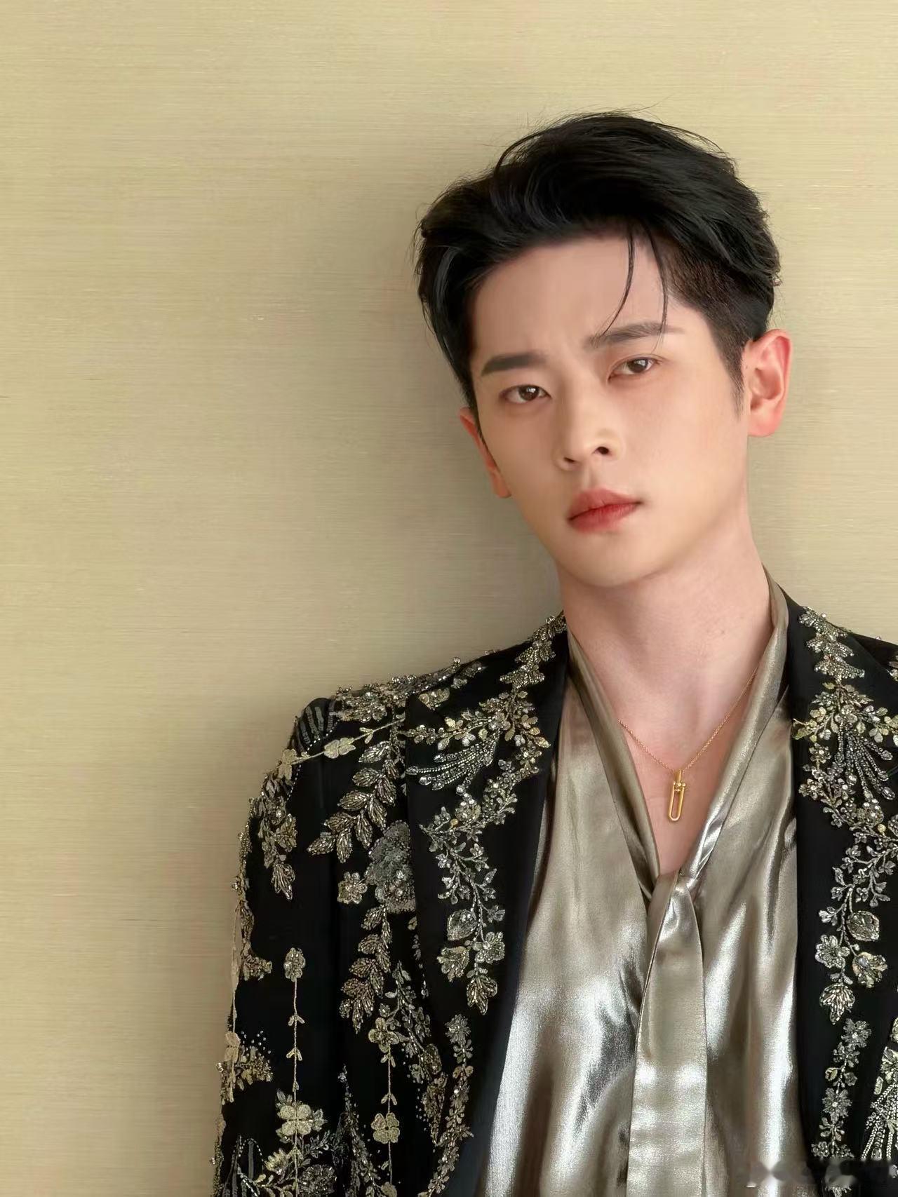 丞磊昨天男明星今天男大 昨天还是气场全开的男明星，今天就变回邻家感满满的男大，这