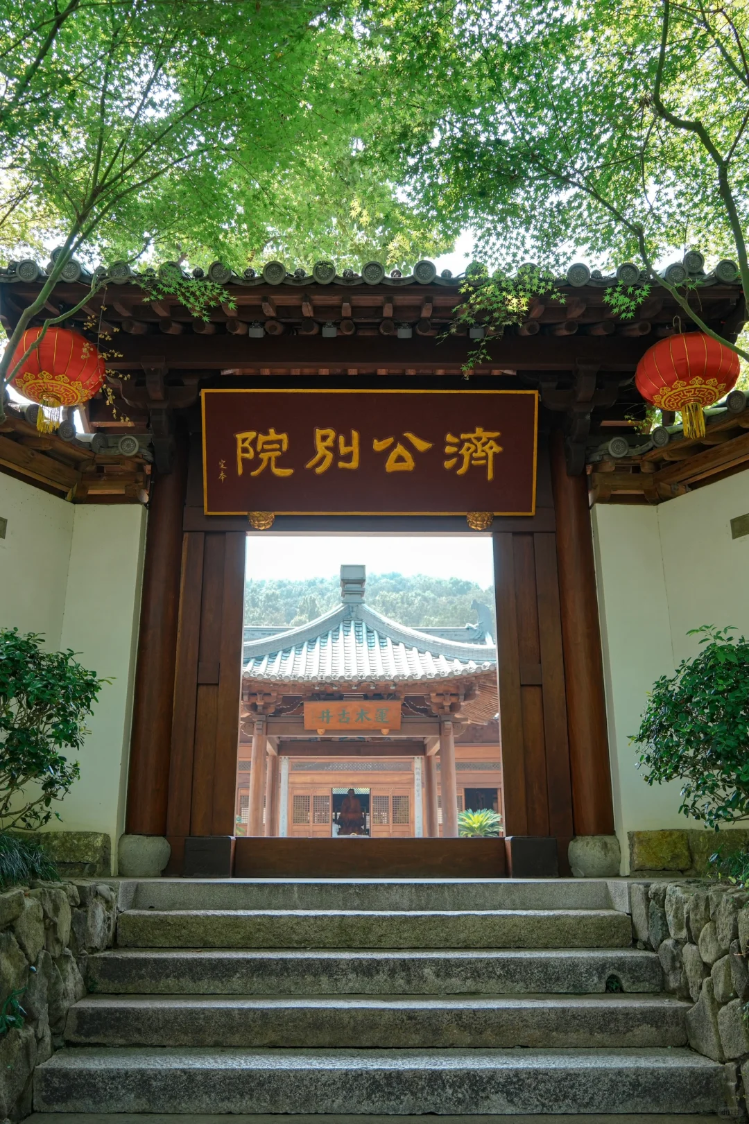 杭州雷峰塔不一定要爬，但净慈寺一定要来！