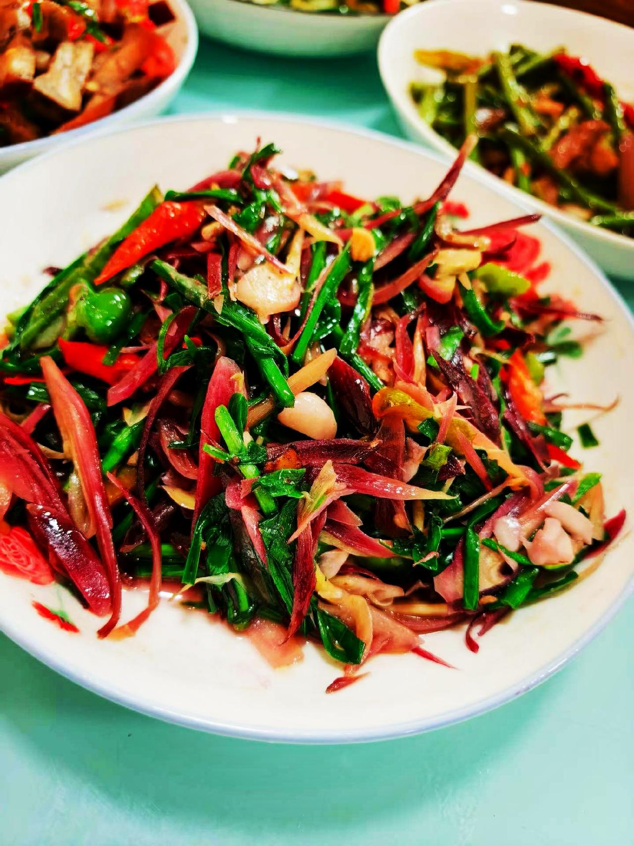 它嫩芽、花穗和根茎均可食用，口感脆嫩，带有独特芳香，是西南地区常见的野菜和时令蔬