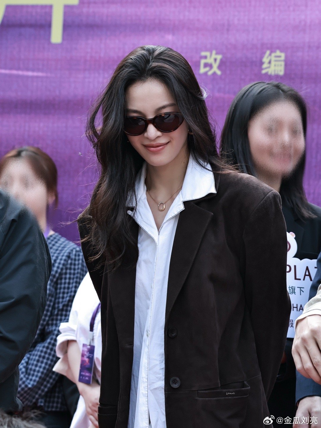 爱情慢慢开机 《爱情慢慢》开机现场又被我家港风女神钟楚曦吸引全部目光咯🥰墨镜一