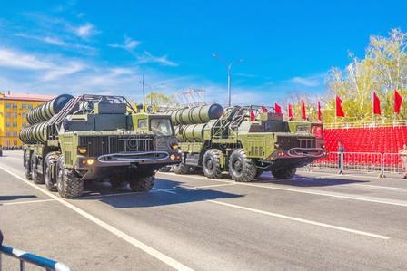 俄罗斯这仗打得拖拖沓沓，恶果终于显现！美国亮出新底牌，美国工厂量产俄制先进 S-