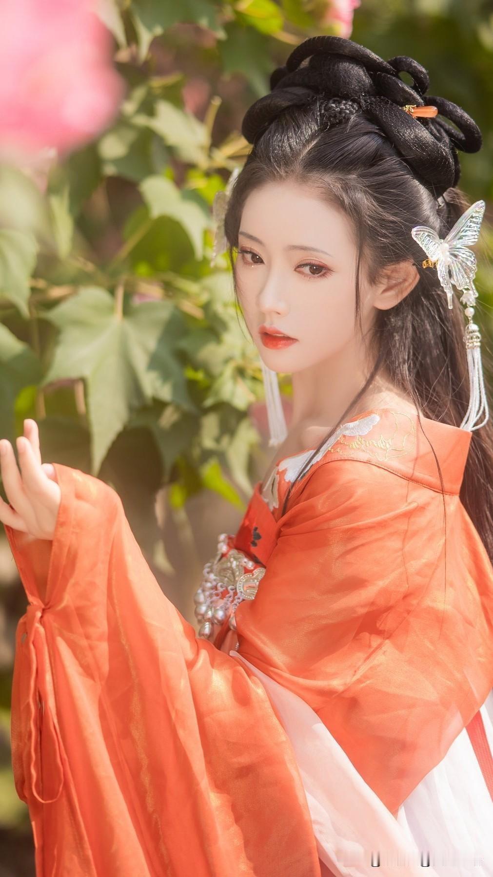 黑发盘髻，橙衣飘逸，花间仙子。汉服低髻 甜妹汉服发型 古风小仙女发型