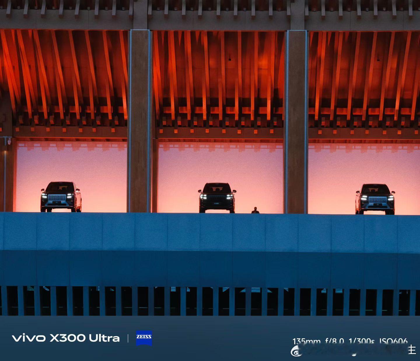 极氪在造豪车方面又进步了。豪车，除了从听觉，触觉，嗅觉，视觉上去营造【氛围感】也