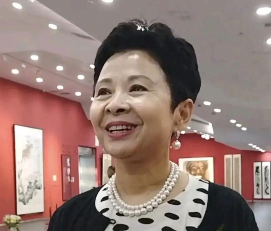 62岁的董文毕，状态很不错。董文华辉煌过，13次上春晚，23岁爆火，获得荣誉无数
