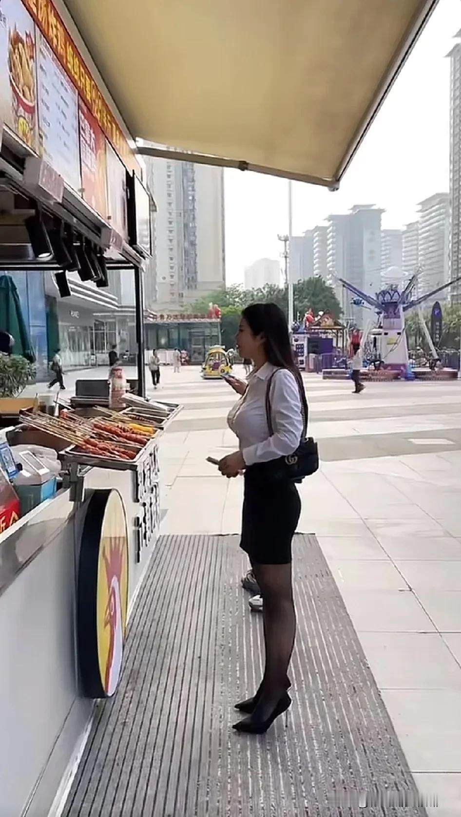 她凭一己之力，完全遮挡住了边上的人[笑哭]