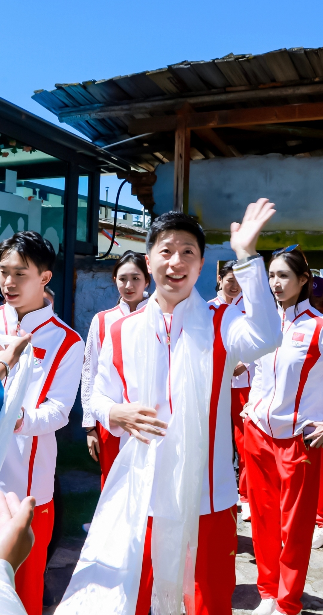 中华体育精神颂好可爱好明媚马龙跟西藏的朋友们挥挥手 ​​​