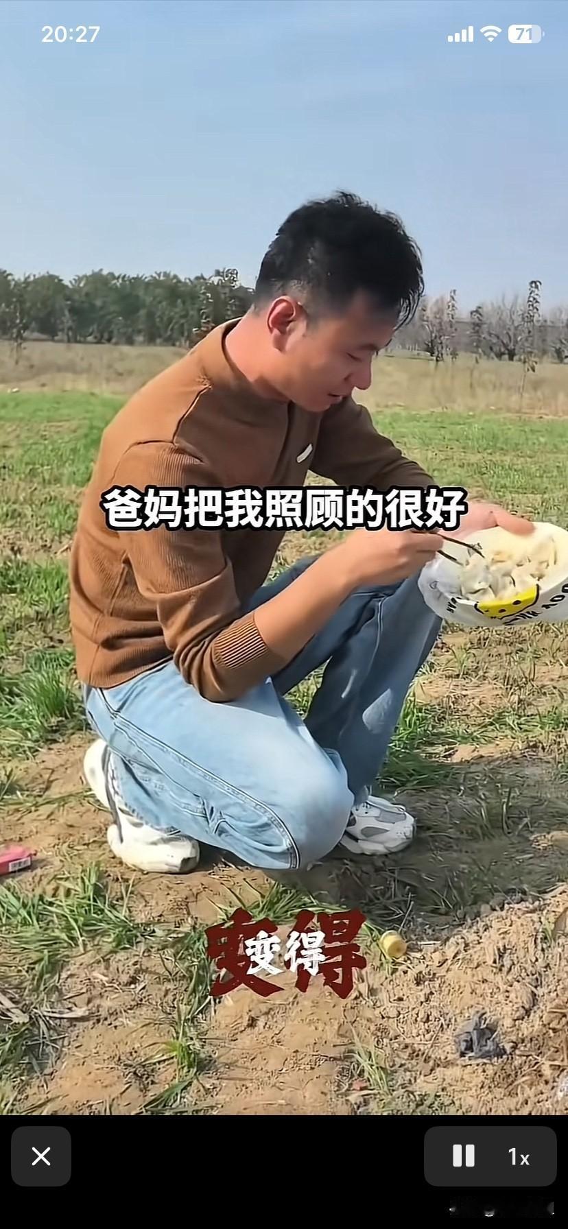 看着厉怀远流着眼泪，端着一盘子饺子，给养父母上坟，真让人心疼！
蹲在养父母坟前，