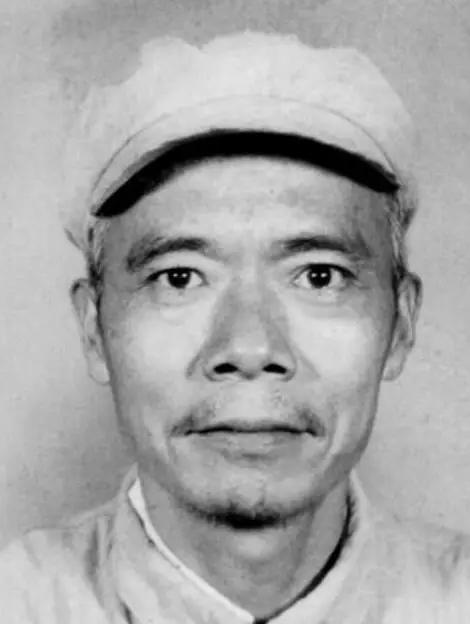 1937年，地下党员涂作潮与隔壁邻居打牌，打牌打到兴头时，邻居却突然凑到他耳边，