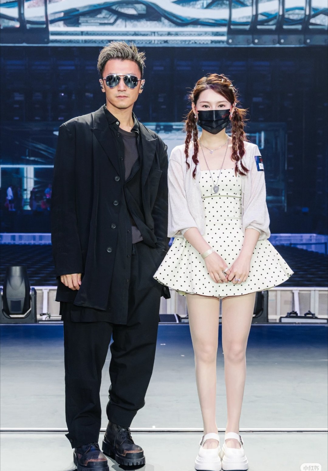 粉丝在闹他在笑，画面也太暖了！被调侃也不生气，还温柔害羞，看得出来心态特别好，对