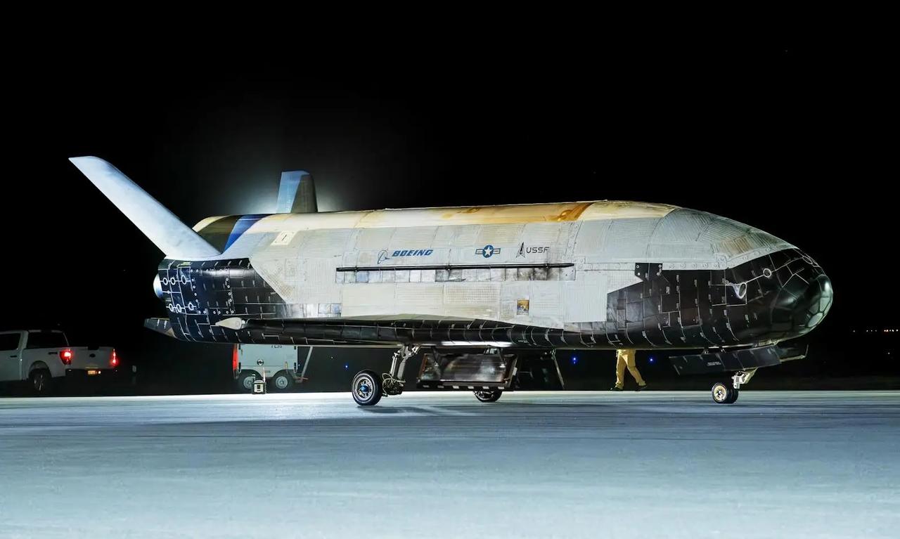 美国承认在轨进攻武器！X-37B加金穹，中国用感知反制怎么扛
你有没有想过，以后