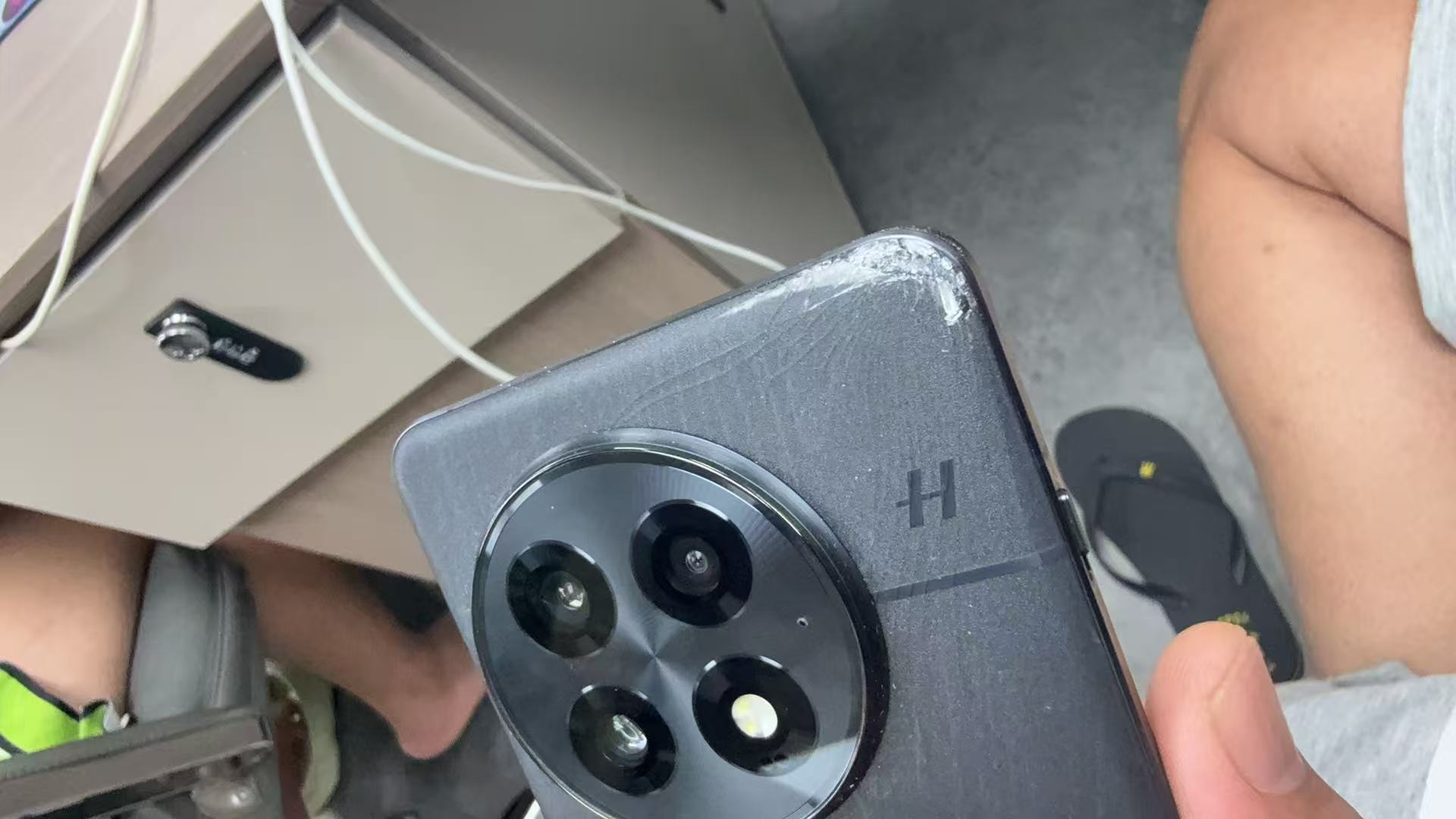 一好哥们的一加13后盖摔爆了售后要390，三哥给他一百多搞定，省两百多。只是iP