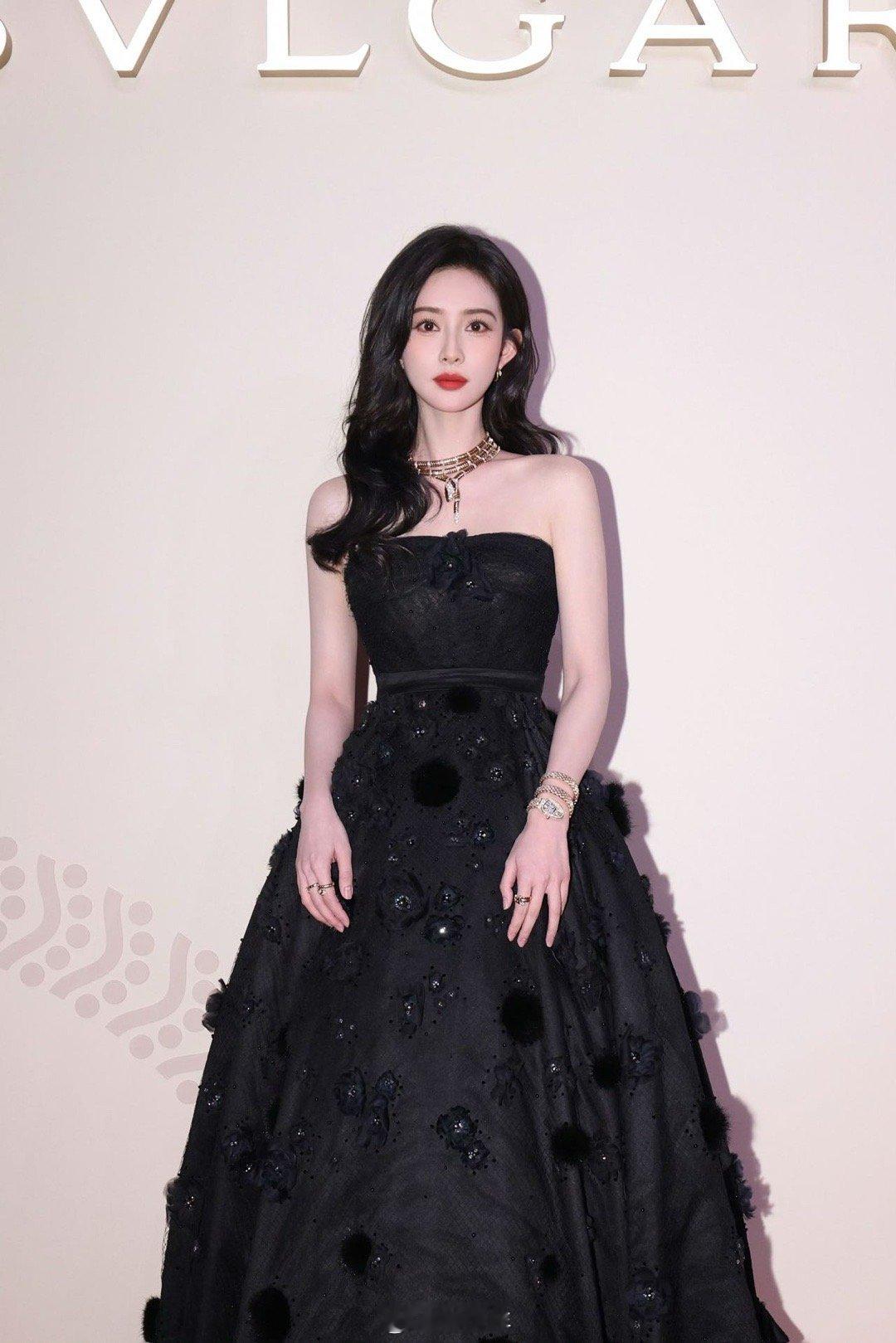 孟子义灵蛇叠搭环绕  蛇年到，孟子义也是安排上了灵蛇项链和灵蛇手链，灵蛇直接缠绕