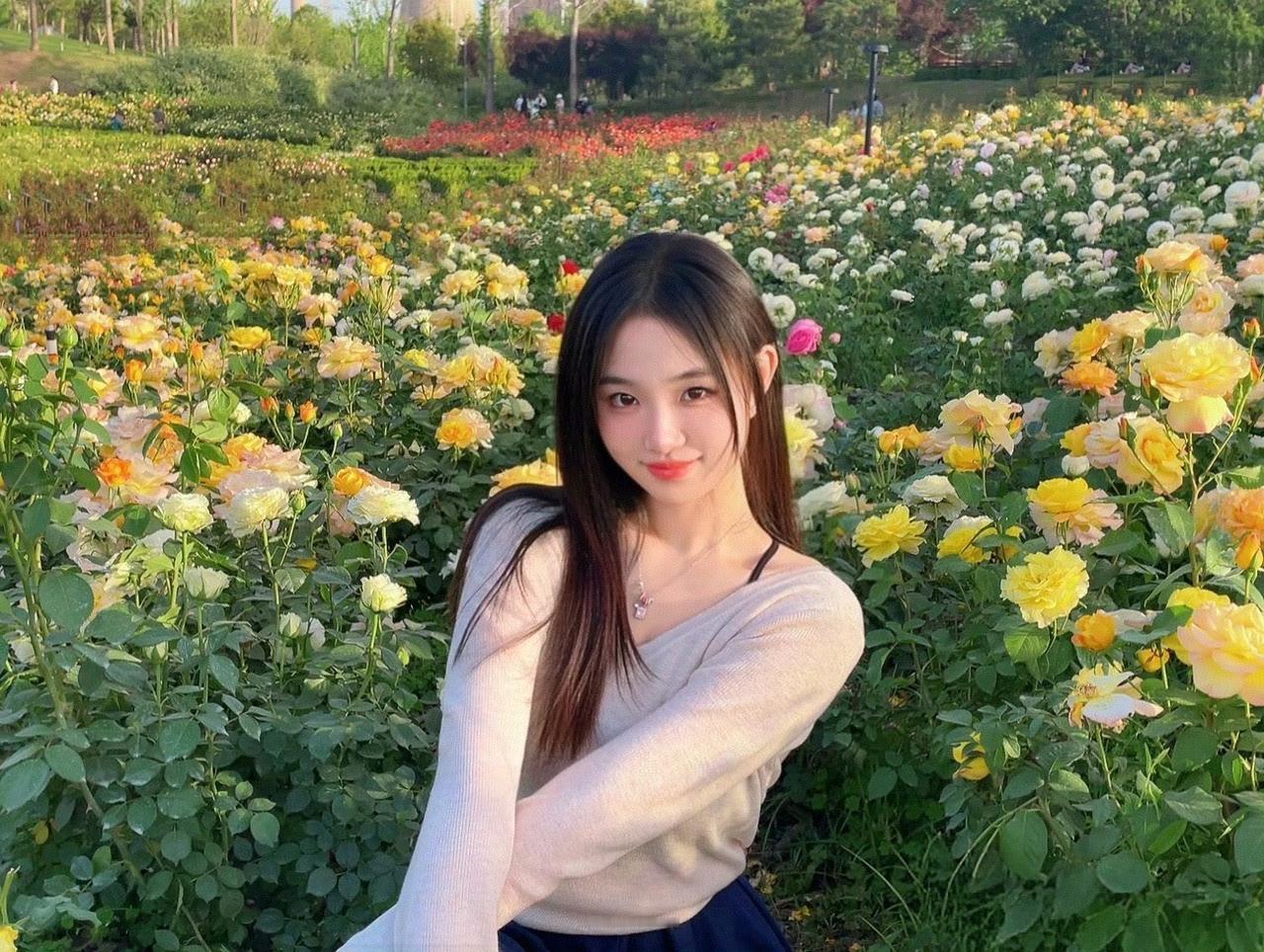 裙子很短，快乐很长，借花海底色，穿一身温柔撩人[心]