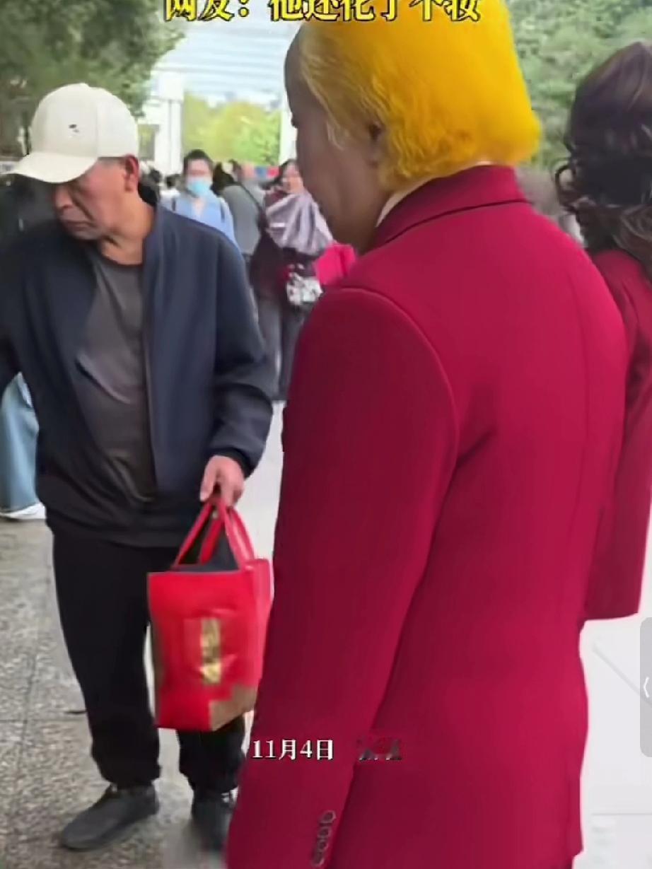 大爷特意染了这个“菊花头”来看菊花展，还特意化了妆，穿了身红西服，走到哪里都是焦