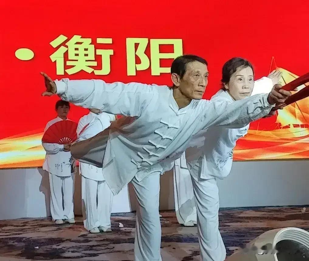 谁在乎我心里有多苦，谁在意我明天又向何处。
一切都是命运，一切都是天意，
我不苦