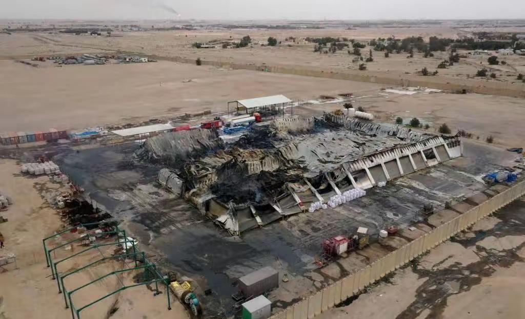 炸了、炸了、真的又炸了！航拍图像显示，美国哈利伯顿公司在伊拉克巴士拉的办公室和仓