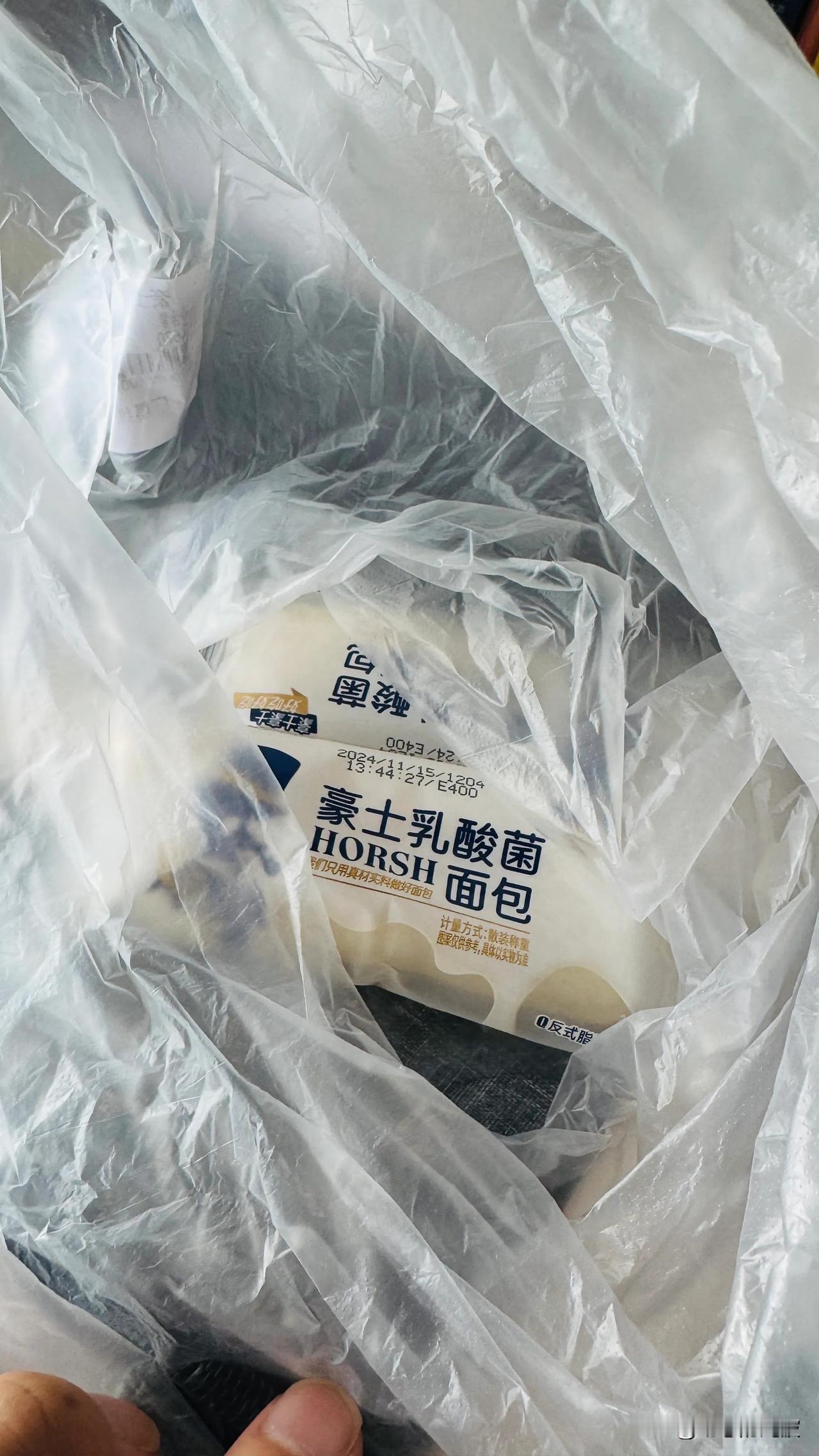 昨晚公司加班饿了，没啥吃的，看到桌边上准备去超市退货的豪士。不信邪，吃了五六个豪