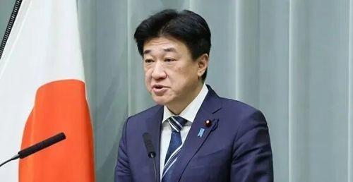 日籍员工走私稀土被抓后，官房长官承认两个残酷现状，现场气氛鸦雀无声！
2026年