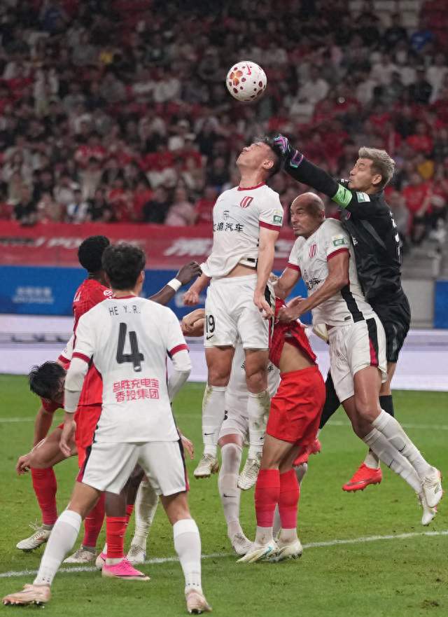 （体育）足球——中超：上海海港胜成都蓉城