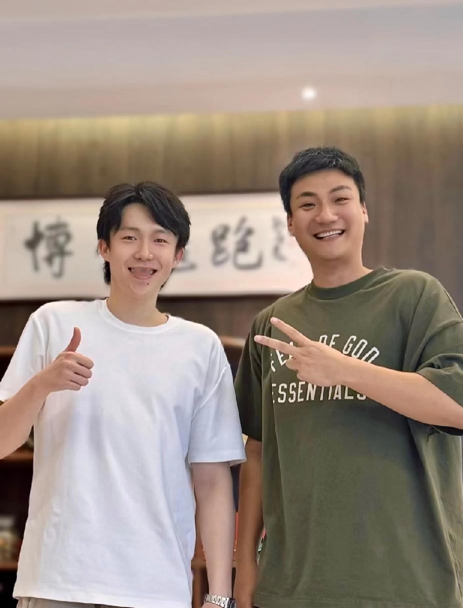 王楚钦和球迷合影，超暖超甜！
 
刷到王楚钦和球迷的最新合影啦，真的被狠狠治愈到