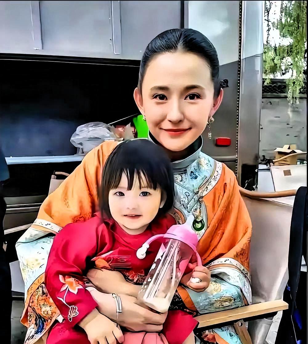 最火的时候，热依扎差点死了。不是演的，是真的一把一把吃药，重度抑郁。

医生劝她