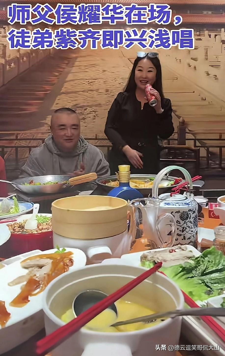 相声名家侯耀华女徒弟引争议，网友：别丢了侯家的脸！
 
侯耀华带着徒弟即兴浅唱，