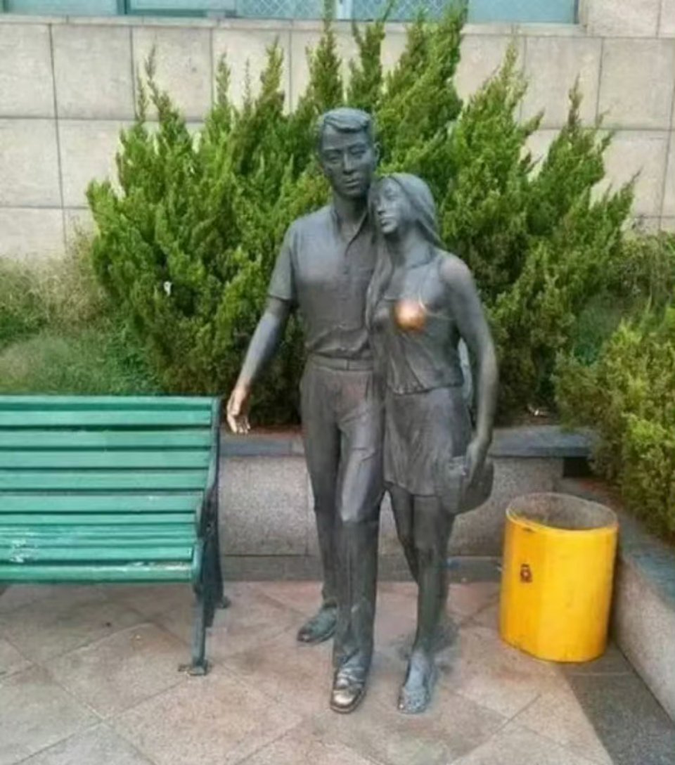 原来雕像日子久了也会掉色 ​​​