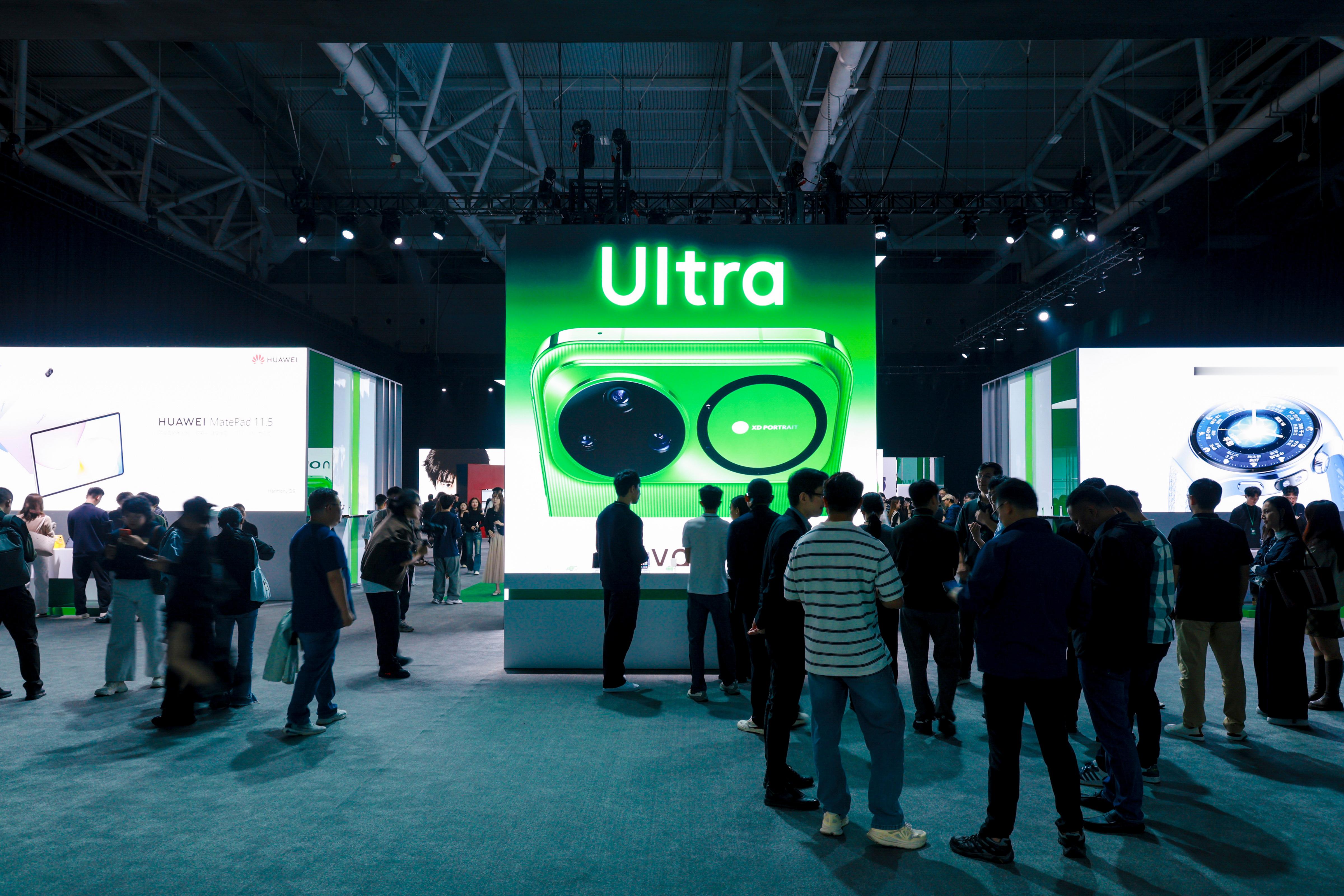 华为发布会秒变潮流派对 今天过来华为发布会转转，现场布置得挺有意思，很像是个潮流