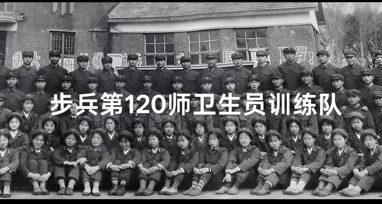 照片是我在步兵第120师卫生员训练队结业那天拍摄的，地点是我们师俱乐部正门前面。