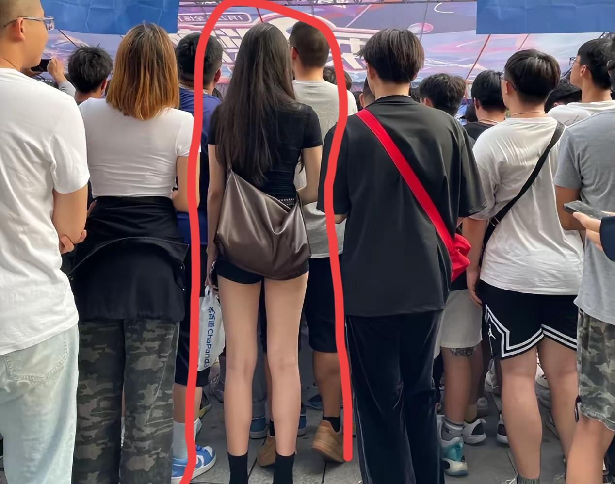 好奇！不懂就要问，这女生身高放到北方能算是什么水平呀？[what]