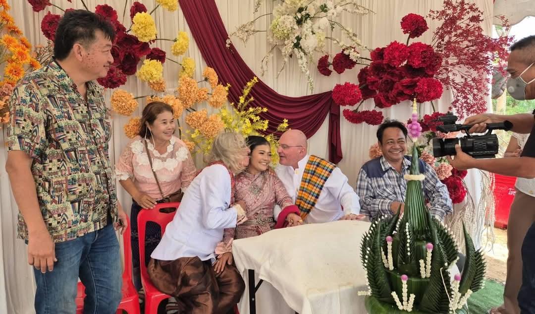 两名奥地利男子共同迎娶一名泰国女子，两人合计花费约8万元彩礼，在当地举办了一场特