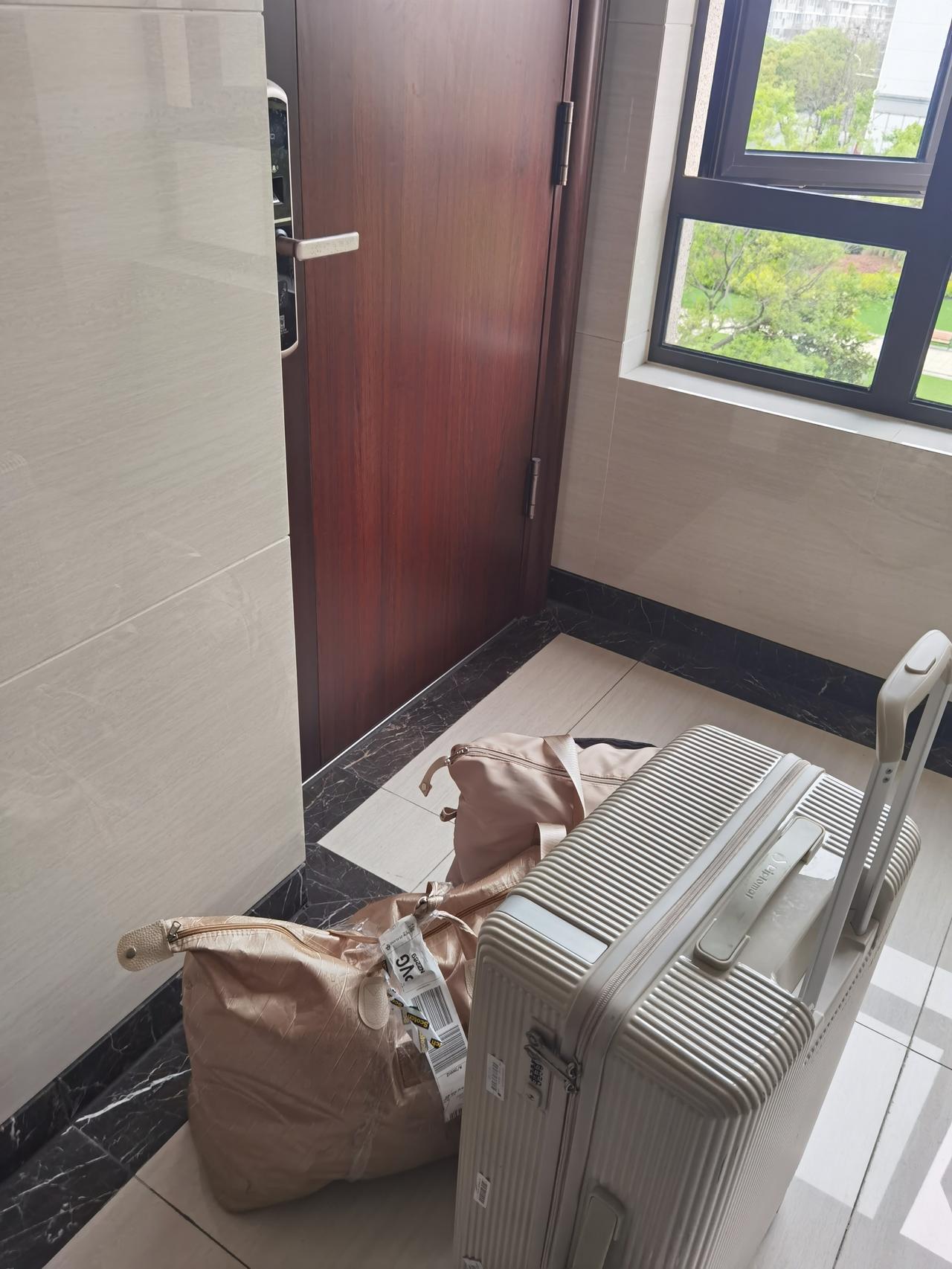 终于，到自己家了。

自己给自己补上这份仪式感：在买菜平台下单买了一束鲜花，简单