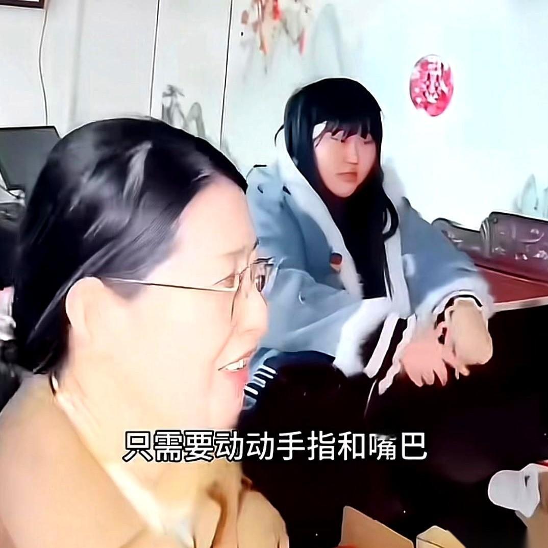 刷到一个视频，大年初二，朱雪梅带新婚老公回娘家。
一屋子亲戚，沙发都坐满了，叽叽