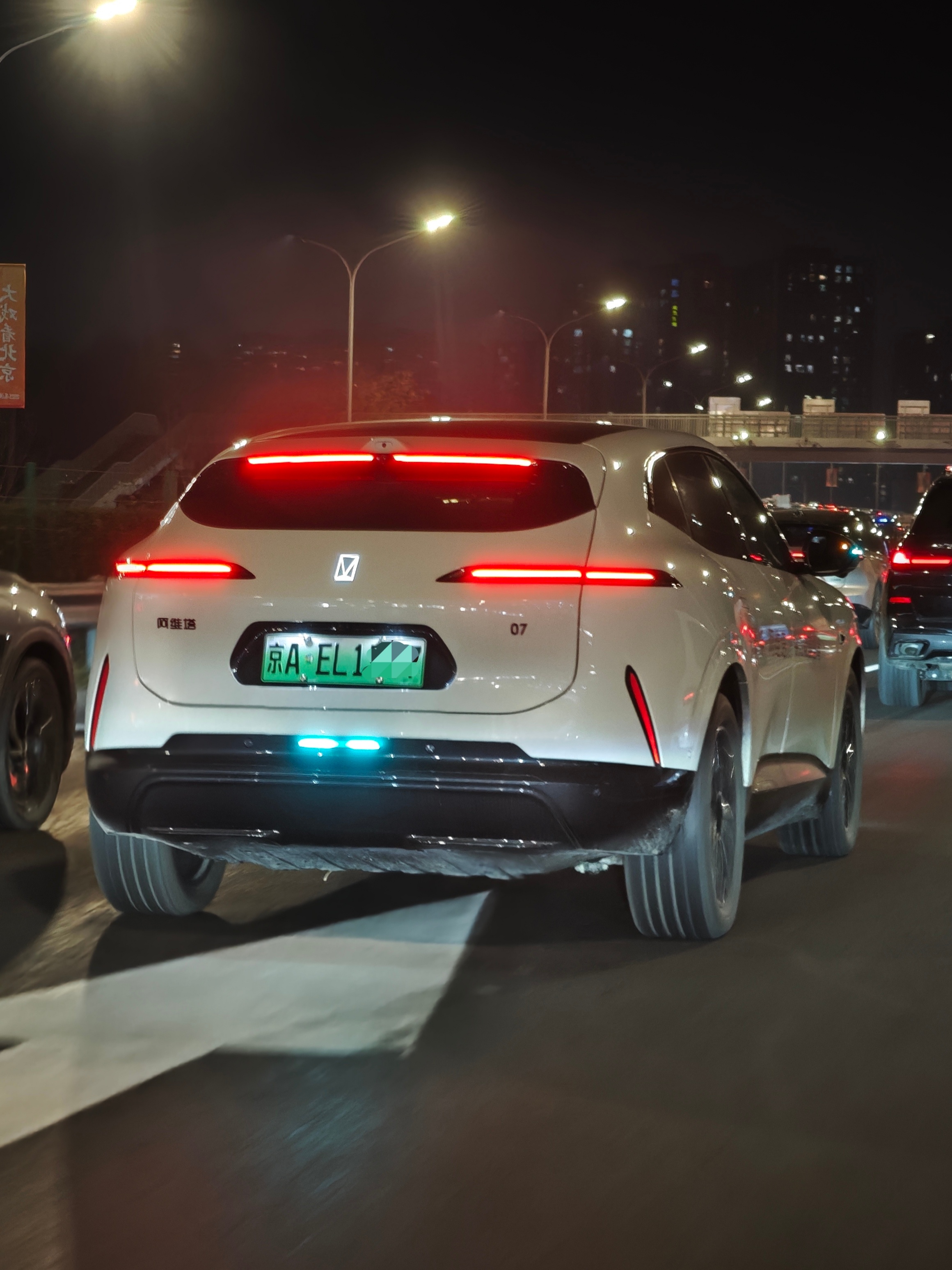 阿维塔07的小蓝灯在这个位置吗这也太靠下了，亮起来乍一看跟后雾灯或者反光条似的