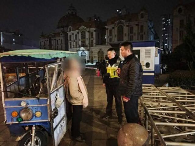 上海一女子遇民警盘查加速逃离 四肢健全无残疾证 非法营运被行拘。
近日，上海闵行