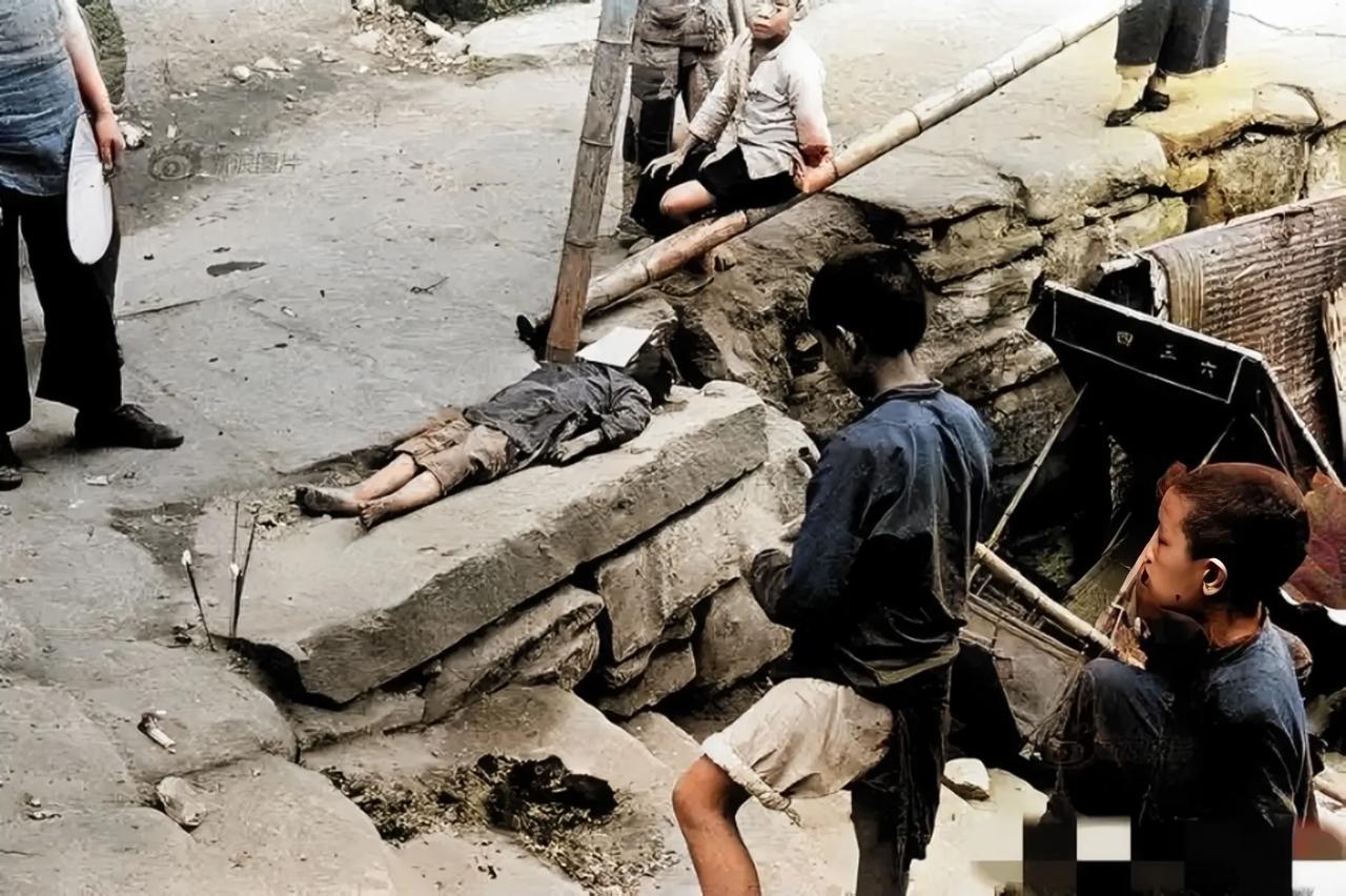 1940年，重庆街头，一名小女孩遭遇日军的轰炸而遇难，从照片中我们可以看到，她脸