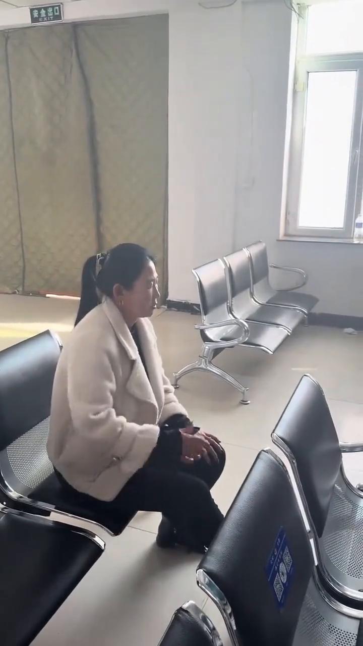 科目三就像排队去枪毙。
万达考场科目三柏亮下楼考试。