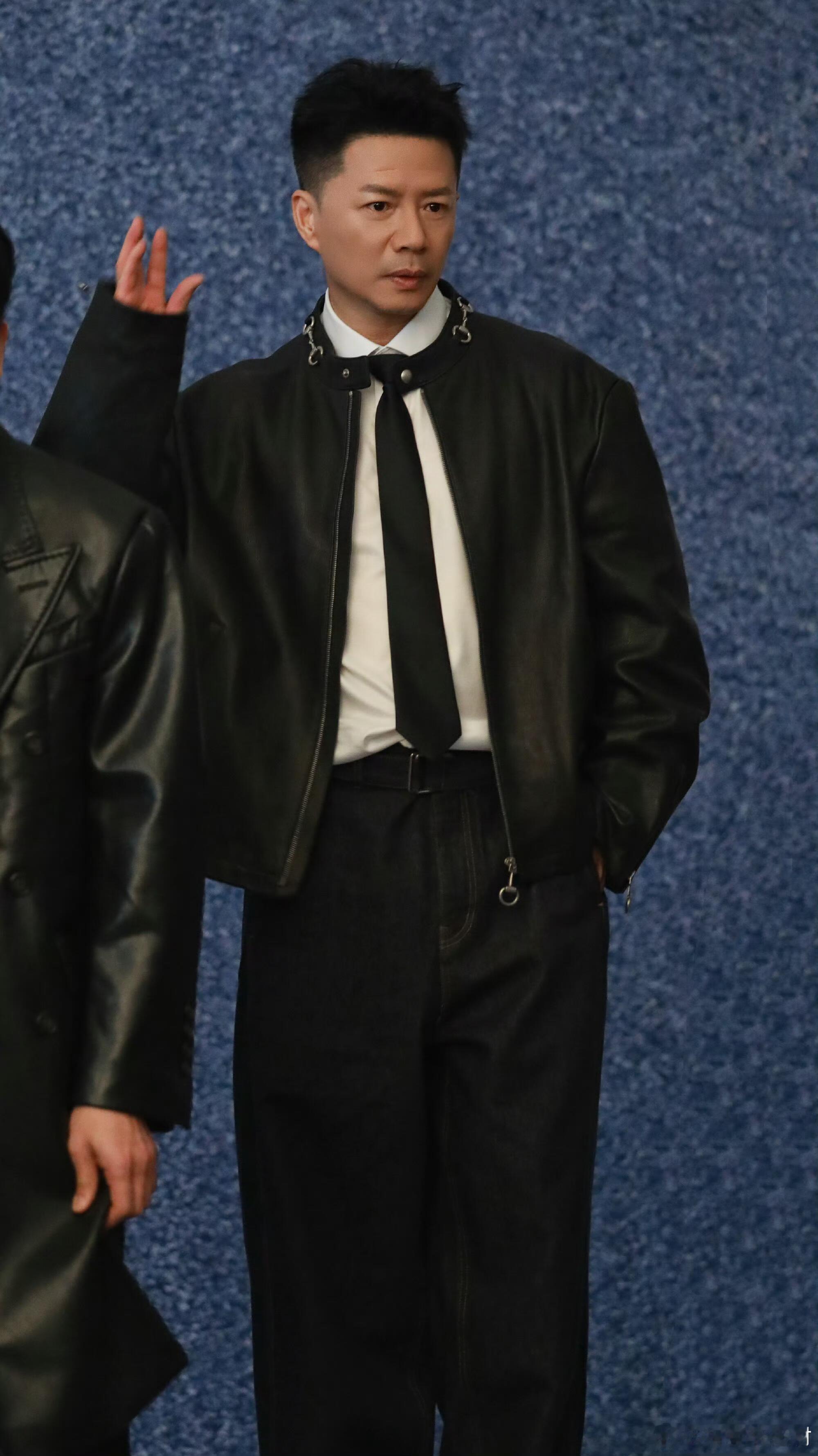 段奕宏 赛车界最严厉的长官 段奕宏出演的赛车指挥官没有多余表情，仅凭眼神和肢体语