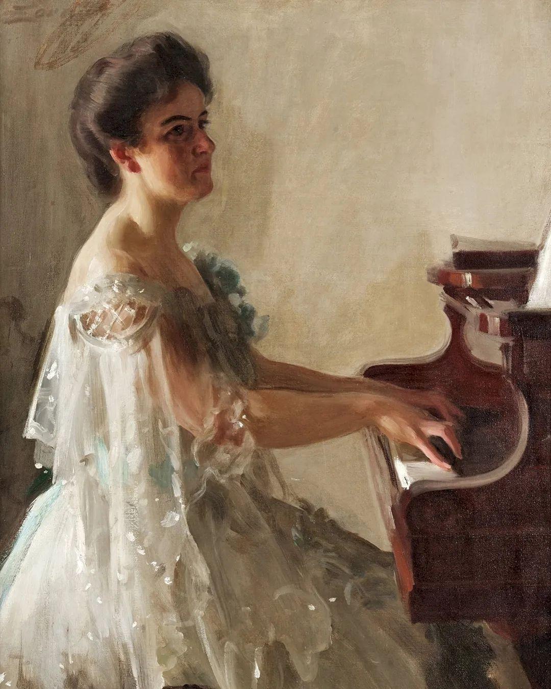 优雅钢琴女郎，沉浸在美妙的旋律中。