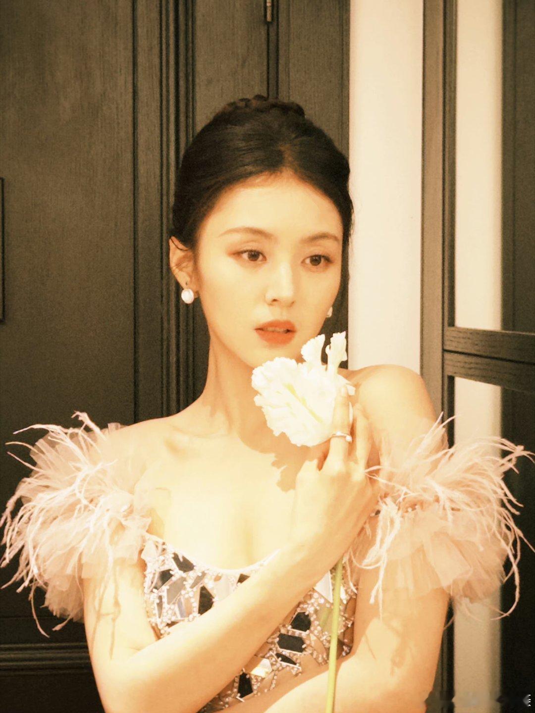 #阎必果内娱新面孔##阎必果亮片长裙#妈呀，我说这也太美了吧，简直就是为内娱注入