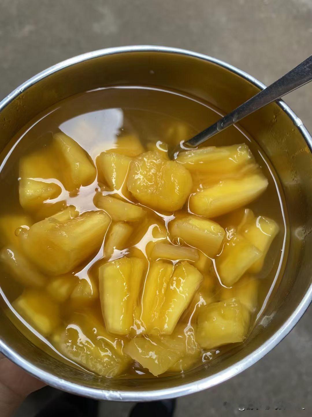 家人们！
刚炖好的木薯糖水我先炫为敬了！[奸笑]
这木薯块子炖得透透的，咬开是糯