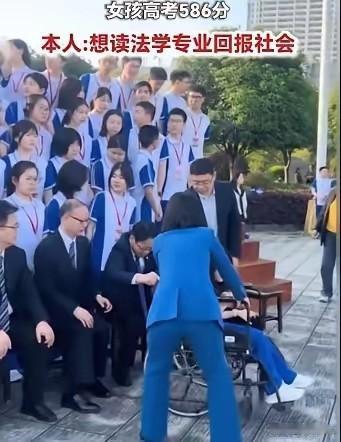 暖心！老师将轮椅女生调至C位，被两个校领导夹在中间拍毕业照，两个月后她高考586