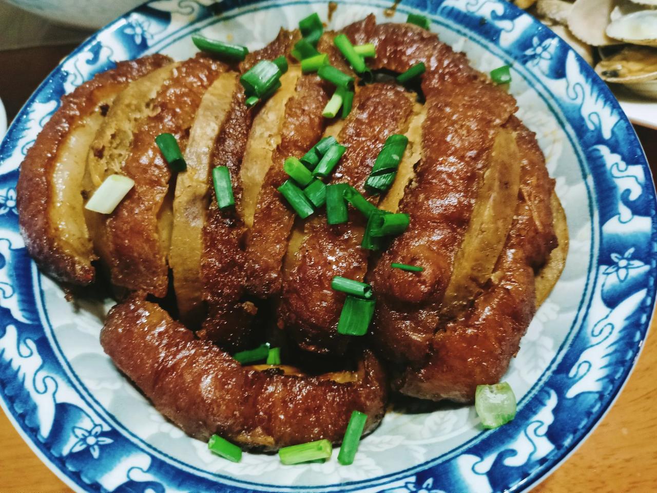 吃饭了，今天中午吃芋头扣肉，蒜苔串红椒，还有小菜一碟。