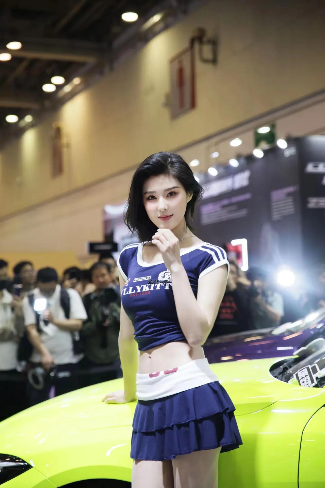 惊艳亮相的青春美少女，与炫酷跑车完美搭配，引爆全场！💃🚗🔥程儿