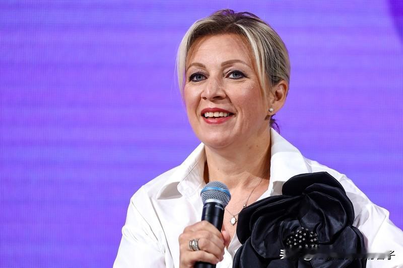 普京给扎哈罗娃戴勋章后送花庆生 12月24日，克里姆林宫的颁奖仪式太有看点了。普