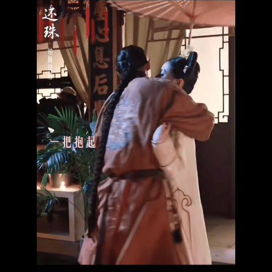 《还珠》采访花絮反复看N遍！罗一舟搂腰转圈动作超丝滑，胡连馨的反应好自然，戏外互