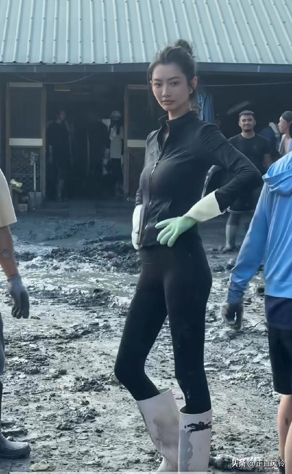 灾区变成模特秀！话又说回来这个女生很漂亮，还摆bos，不知道的以为是夜场
这淤泥