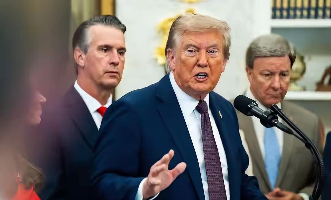 特朗普这个人真的是谁都摁不住他了，一天不作妖他就过不下去。

特朗普又开始折腾了