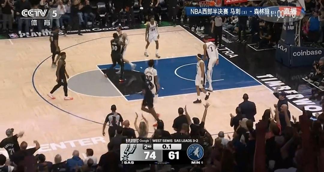 74：61，马刺对13分的优势结束对森林狼队的上半场比赛。第二节前五分钟，马刺队