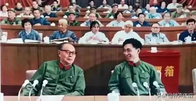 王洪文和叶帅的同框。如果那时他没有私心杂念，也许现在就是王者！
    （网络图